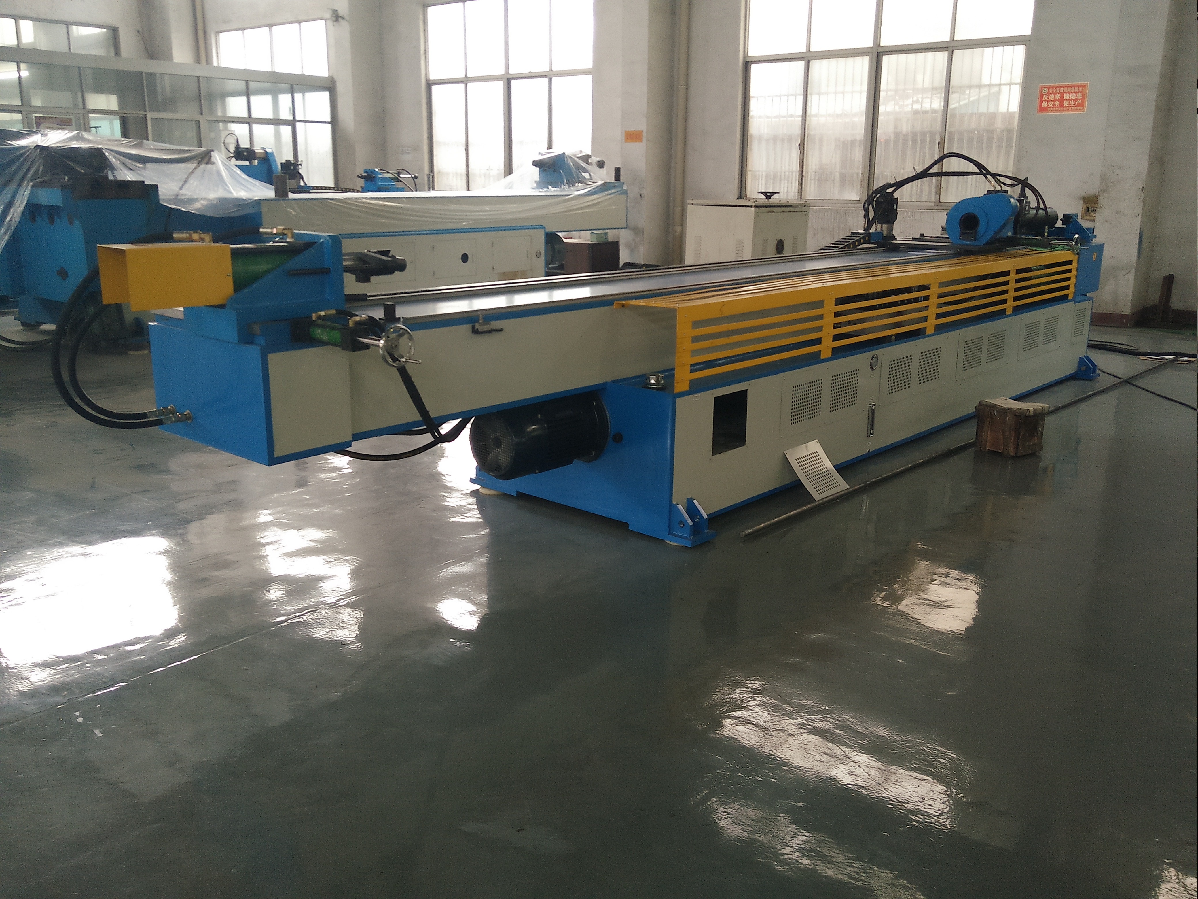 CNC pipe bending machine