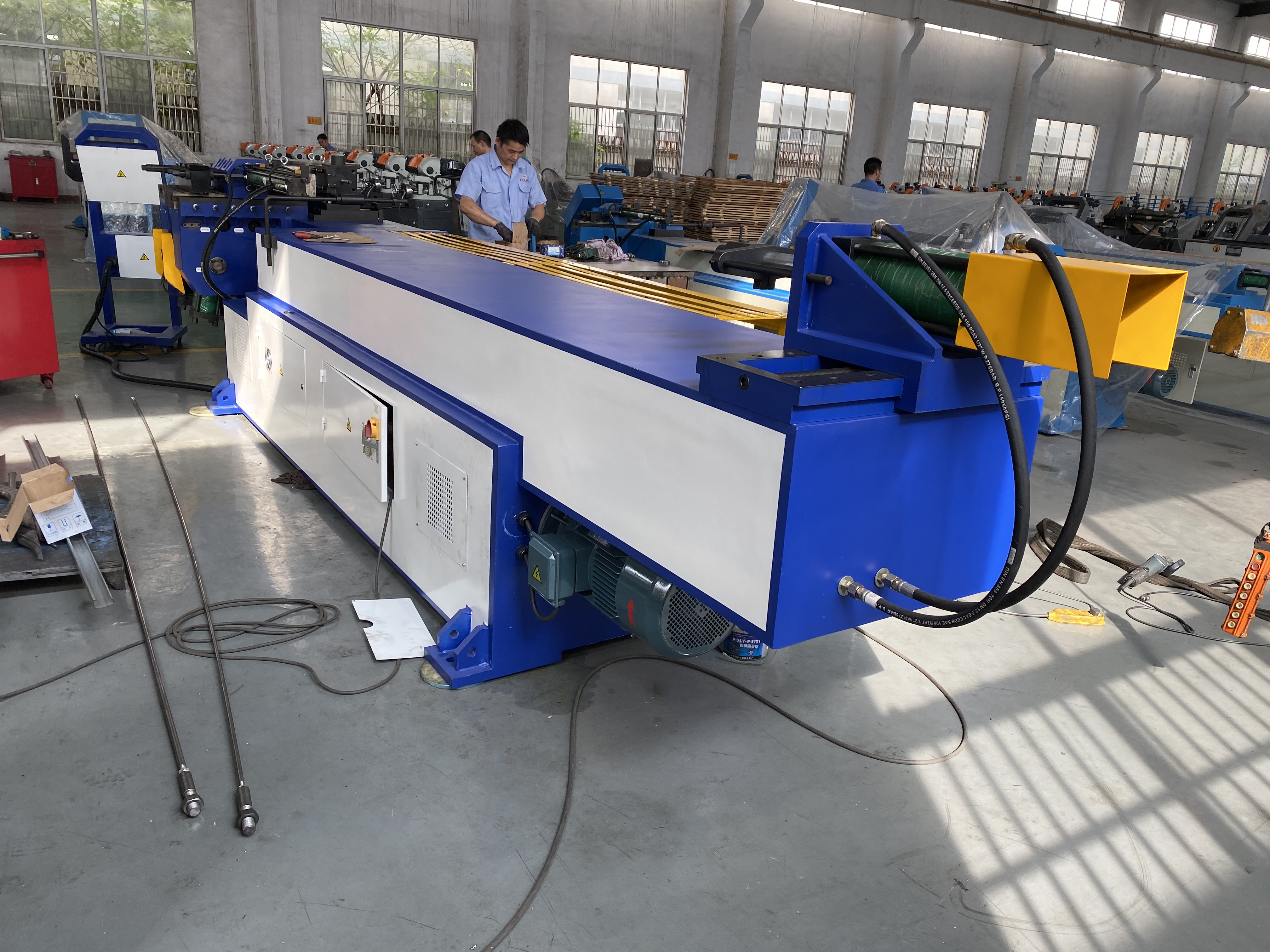 Portable pipe bending machine