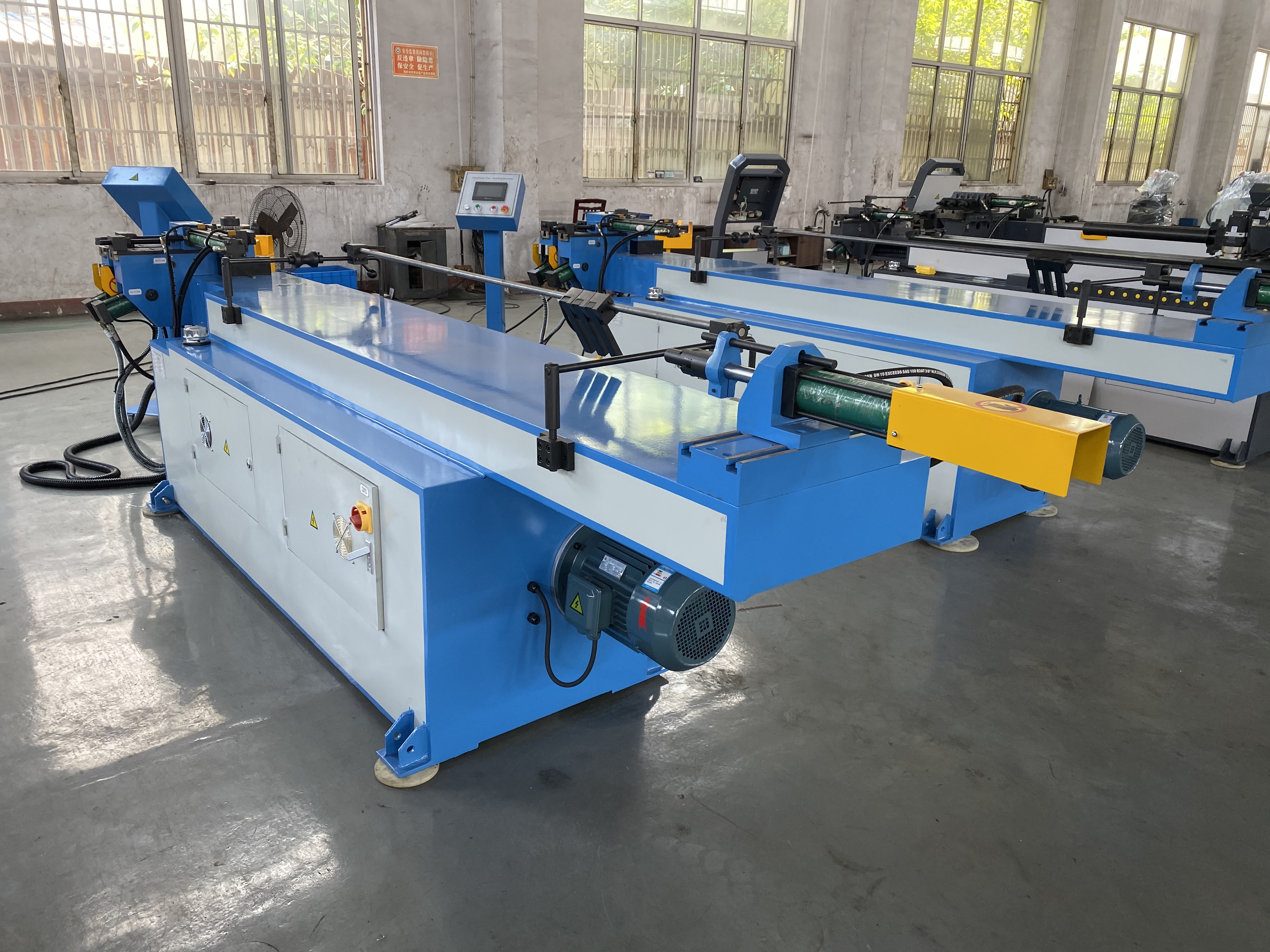 Portable pipe bending machine